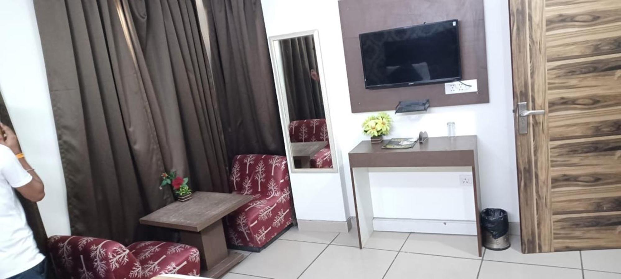Hotel Aerocity Golden Close To New Delhi Airport Dış mekan fotoğraf