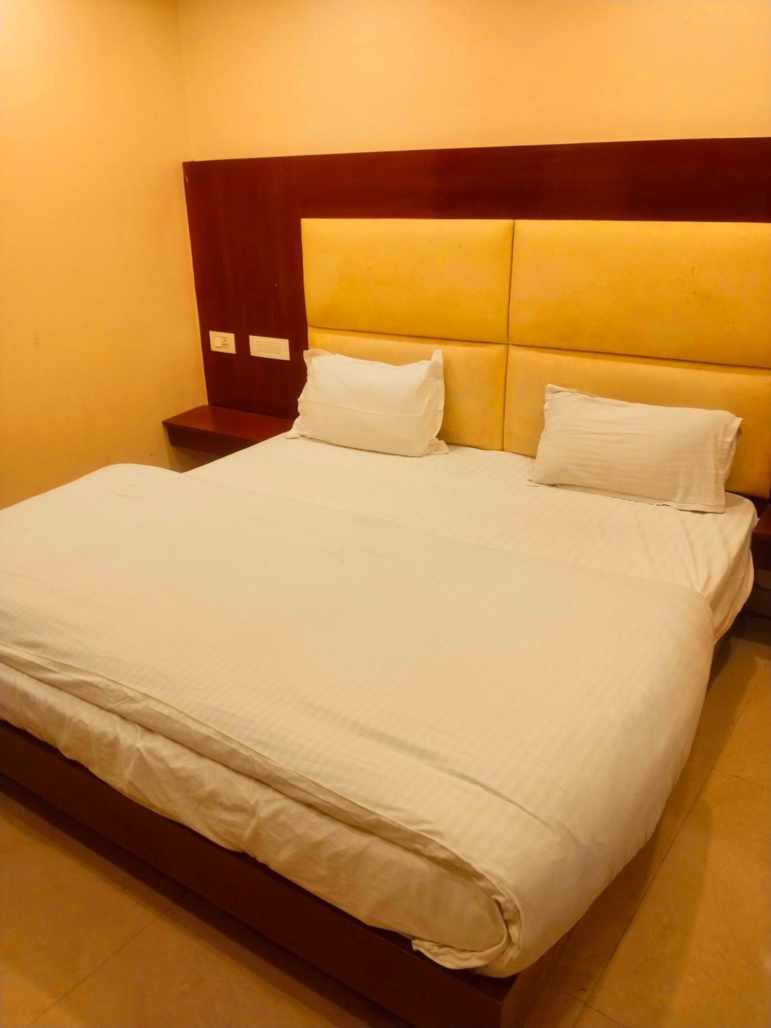 Hotel Aerocity Golden Close To New Delhi Airport Dış mekan fotoğraf